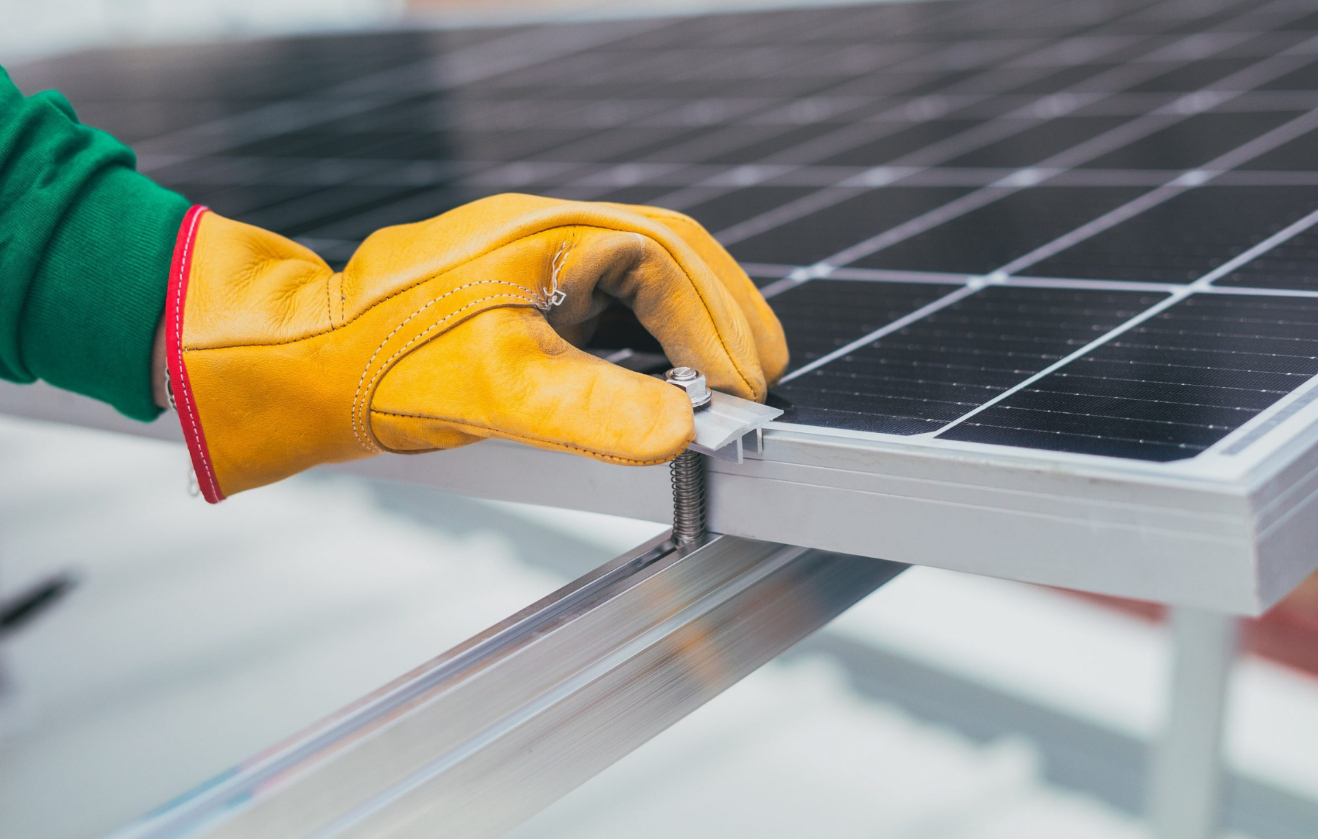 AEP vai instalar painéis solares e postos de carregamento